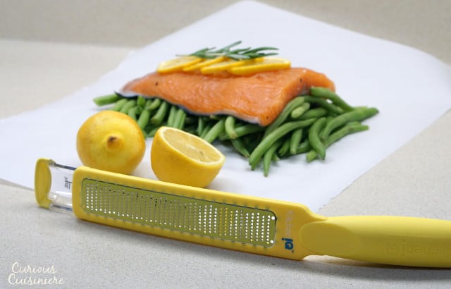 这款快速、健康的三文鱼纸包，将淡柠檬和泥土迷迭香一起蒸成精美的包装，是一款制作简单、易于清理的晚餐食谱。| www.CuriousCuisiniere.com