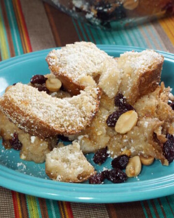 Capirotada是一种墨西哥面包布丁，里面有肉桂、水果和坚果，人们在大斋节的宗教季节吃。| www.CuriousCuisiniere.com