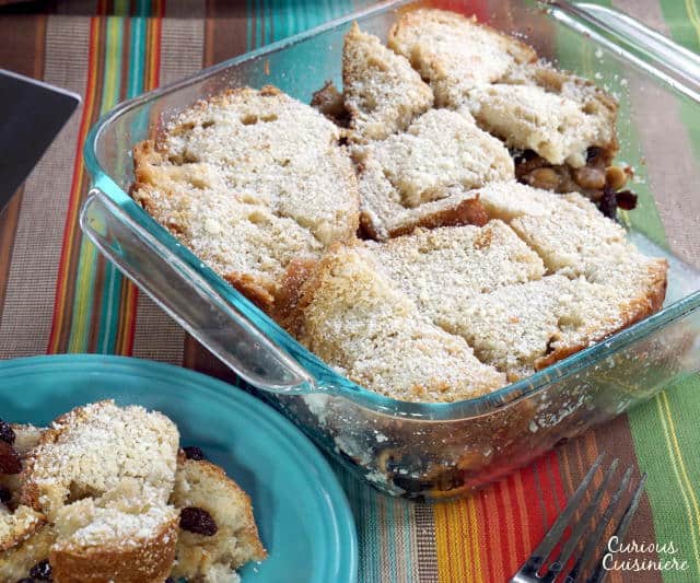 Capirotada是一种墨西哥面包布丁，里面有肉桂、水果和坚果，人们在大斋节的宗教季节吃。| www.CuriousCuisiniere.com