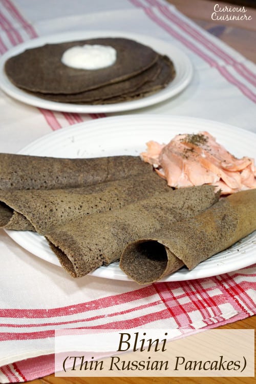 薄的俄罗斯煎饼(Blini)让我们想起了法国薄饼，但有一些不同。可以尝试用甜的或咸的馅料来做。| www.CuriousCuisiniere.com
