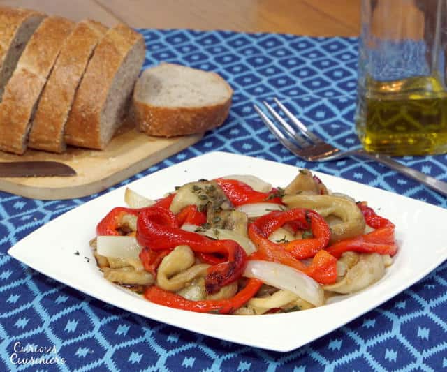 escalvada是一种西班牙烤蔬菜开胃菜，制作简单，味道也很好。| www.CuriousCuisiniere.com