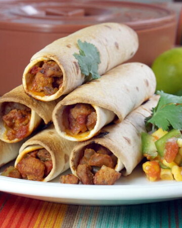 烤的flautas将清脆的面粉玉米饼壳与美味的猪肉填充结合起来，创造一个打火机版本的经典零食。|m.jamahire.com.