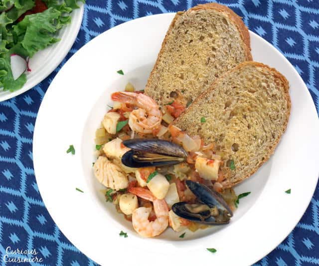 CACCIUCCO，一家丰盛的托斯卡纳海鲜炖，供应烤面包油​​煎面包丁，以获得乐趣和舒适的餐点。|m.jamahire.com.GydF4y2Ba