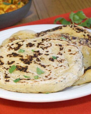 我们简单的Naan食谱为您提供完美的纹理，轻微的烧焦，柔软和耐嚼的自制Naan，这是一个完美的伴奏咖喱或扁平山脉DAL。|m.jamahire.com.
