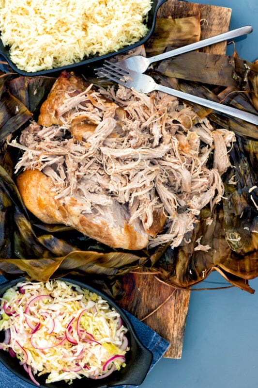 夏威夷kalua猪肉拉扯在香蕉叶子