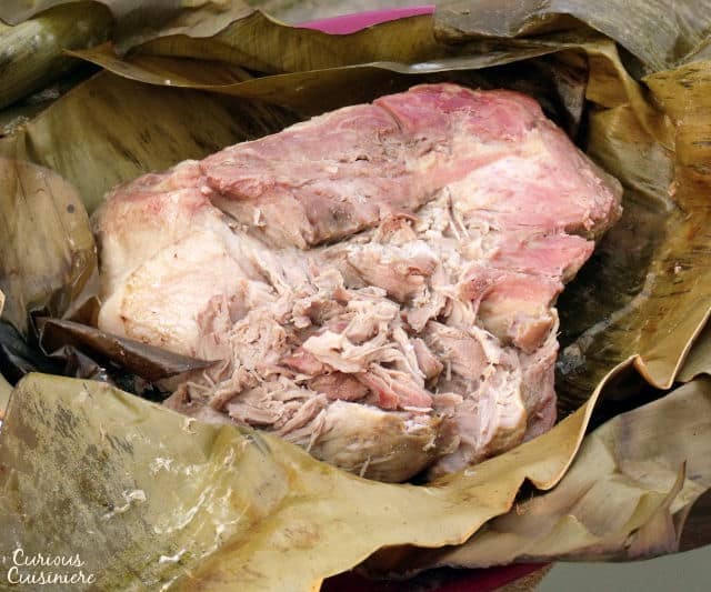 我们的夏威夷卡卢瓦猪肉食谱是在烟熏中烹饪的，创造出一种自然和正宗的味道的嫩肉。| www.CuriousCuisiniere.com