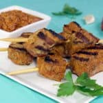 鲜嫩可口的猪肉串，Pinchos Morunos，是完美的夏季开胃菜。我们还添加了一种辛辣的味道配上了西班牙Mojo Picon酱。| www.CuriousCuisiniere.com