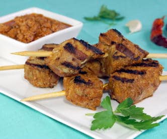 鲜嫩可口的猪肉串，Pinchos Morunos，是完美的夏季开胃菜。我们还添加了一种辛辣的味道配上了西班牙Mojo Picon酱。| www.CuriousCuisiniere.com