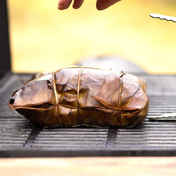 夏威夷卡卢瓦猪肉从烟熏器上取出来