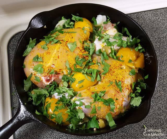 摩洛哥腌柠檬鸡炖锅将去骨的嫩鸡肉与鲜嫩的腌柠檬和鲜绿橄榄融合在一起。| www.CuriousCuisiniere.com