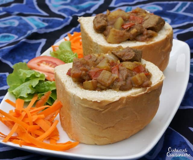 兔子周是一个独特的南非街头食品，由一条悬浮的咖喱用镂空的面包供应。|m.jamahire.com.