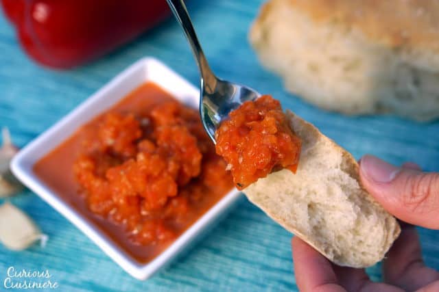 准备在爱上烧烤烤红辣椒。一个Ajvar的一口，你会希望把这个塞尔维亚红辣椒津津乐道的事情，从面包到肉和蔬菜，甚至！|m.jamahire.com.