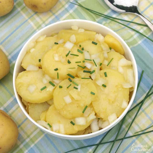 味道浓烈又香甜的Schwabischer Kartoffelsalat是一款美味的德国土豆沙拉，非常适合你下一次的野餐或庆祝啤酒节。| www.CuriousCuisiniere.com