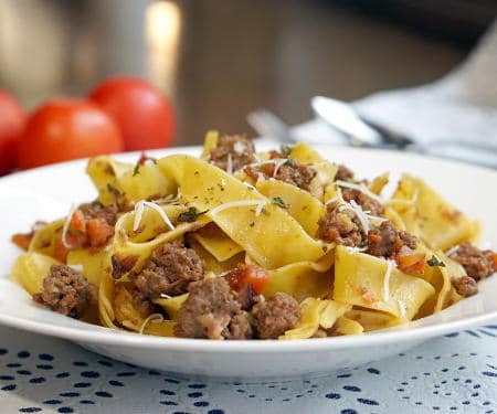 地道的肉酱是一种丰盛美味的肉酱，是意大利美食的完美配方!| www.CuriousCuisiniere.com