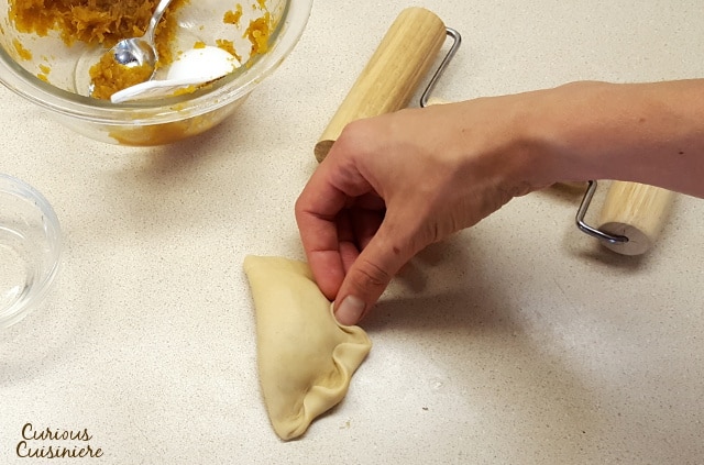轻快甜美，充满南瓜饼味，这些烤南瓜empanadas是任何南瓜爱好者的乐趣！| www.CuriousCuisiniere.com