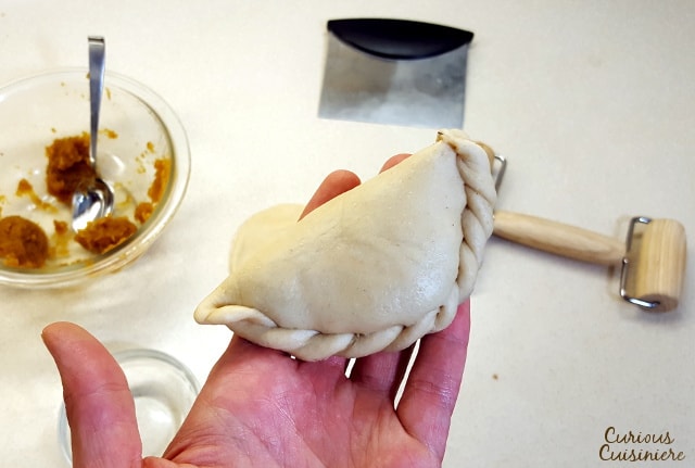 轻快甜美，充满南瓜饼味，这些烤南瓜empanadas是任何南瓜爱好者的乐趣！| www.CuriousCuisiniere.com