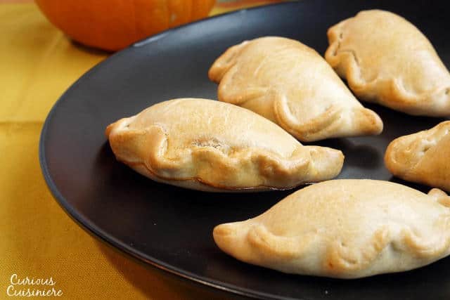 轻快甜美，充满南瓜饼味，这些烤南瓜empanadas是任何南瓜爱好者的乐趣！| www.CuriousCuisiniere.com