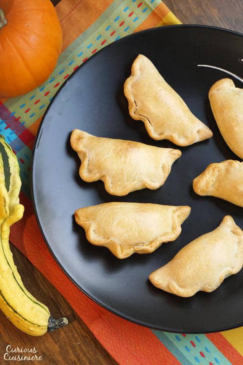 轻快甜美，充满南瓜饼味，这些烤南瓜empanadas是任何南瓜爱好者的乐趣！| www.CuriousCuisiniere.com