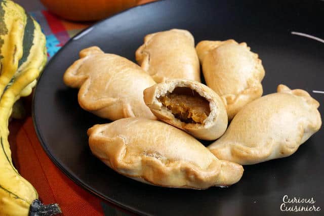轻快甜美，充满南瓜饼味，这些烤南瓜empanadas是任何南瓜爱好者的乐趣！| www.CuriousCuisiniere.com