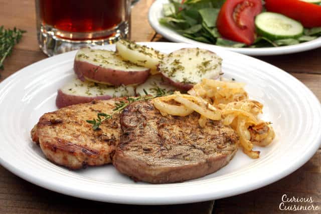 在德国西部，你会发现一个有趣的烧烤传统，叫做“Schwenker”。这些多汁的、烟熏的德国猪排是在摇摆的烤架上烤的!| www.CuriousCuisiniere.com