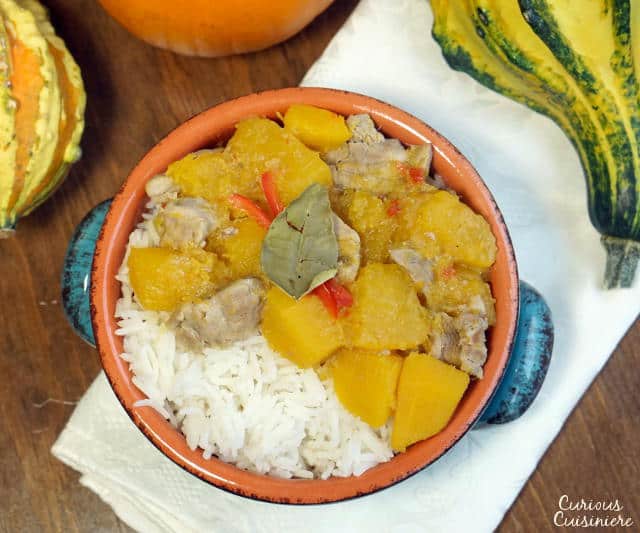 这道柔滑的泰国南瓜咖喱食谱带来了舒适的口味，成为一顿简单的晚餐，完美的工作日晚餐。| www.CuriousCuisiniere.com