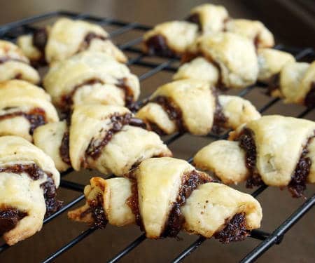 我们的巧克力覆盆子Rugelach和Cinnamon Walnut Rugelach带来简单的糕点面团，渴望有价值的馅料，共同创造不可抗拒的饼干。|m.jamahire.com.