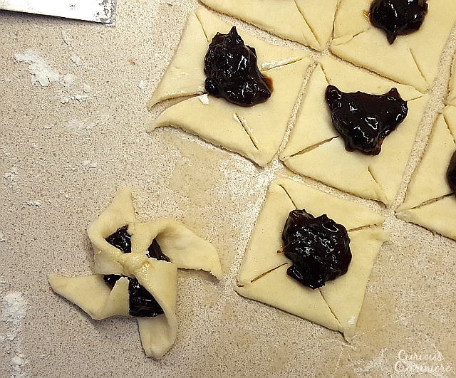 软而薄的馅饼围绕着美味的果酱Joulutorttu，节日的芬兰圣诞明星饼干。| www.CuriousCuisiniere.com