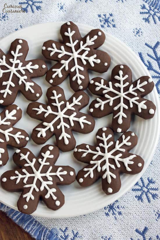 这是一种耐嚼的巧克力曲奇，加上印度香料香料的味道。| www.CuriousCuisiniere.com