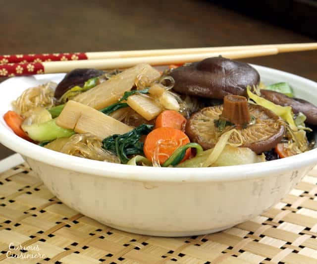 佛乐是一道健康的中国菜，做起来很复杂，但我们的食谱把它分解了，让它更容易在家里做，即使是工作日的晚餐!| www.CuriousCuisiniere.com