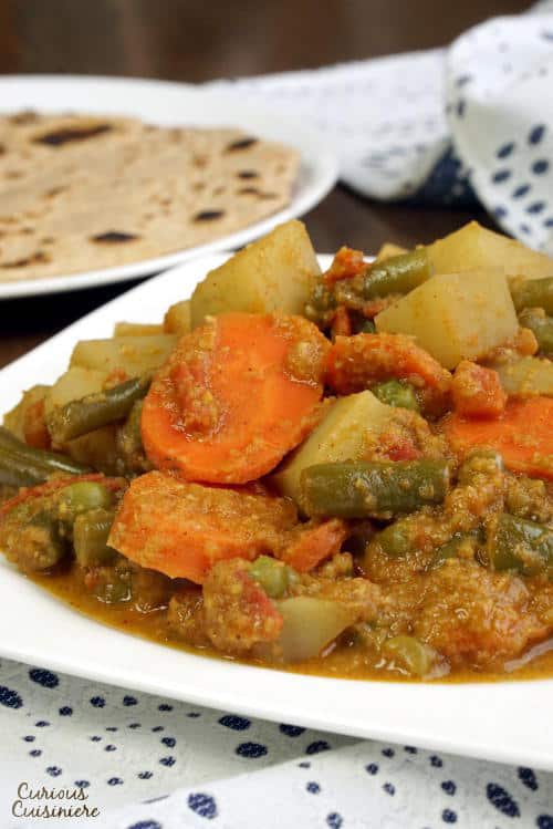 南印度蔬菜科尔马是奶油椰子咖喱即光在香料，但大的味道。这道佳肴是一个周日的夜间晚餐很容易！|m.jamahire.com.