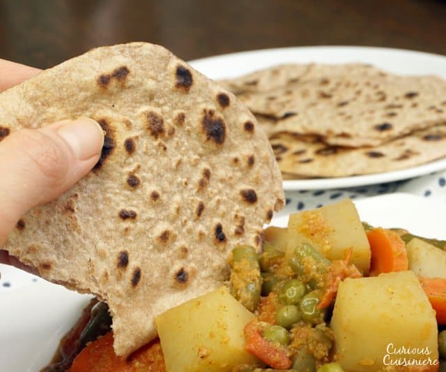 一种配方允许你制作Indian Roti、Chapati和Puri准备学习如何简单趣味制作印度扁面包网站CuriousCuisire.com