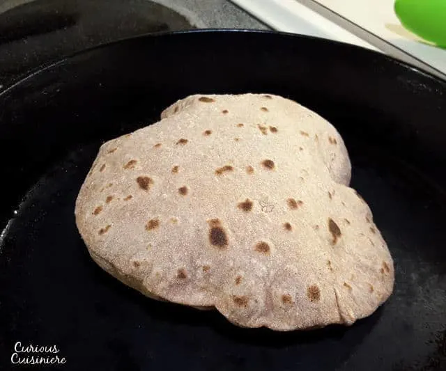 一种配方允许你制作Indian Roti、Chapati和Puri准备学习如何简单趣味制作印度扁面包网站CuriousCuisire.com