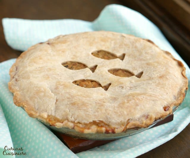 三文鱼派是一种独特的无肉餐，是在经典的加拿大肉派上的海鲜。配上美味的馅料，你肯定还想再要一块!| www.CuriousCuisiniere.com