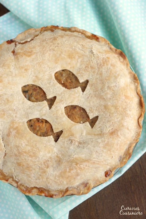 三文鱼派是一种独特的无肉餐，是在经典的加拿大肉派上的海鲜。配上美味的馅料，你肯定还想再要一块!| www.CuriousCuisiniere.com