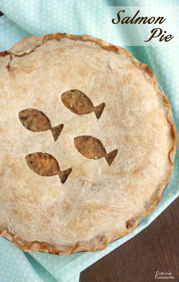 三文鱼派是一种独特的无肉餐，是在经典的加拿大肉派上的海鲜。配上美味的馅料，你肯定还想再要一块!| www.CuriousCuisiniere.com