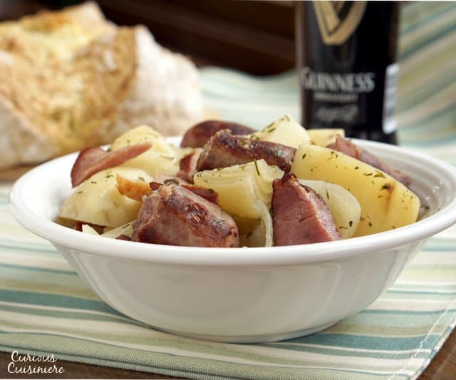 如果你正在寻找真正的安慰食物，没有比都柏林科多德更好的地方了。这道菜由培根、香肠和土豆慢炖而成，就像寒冷冬日里的温暖毯子。| www.CuriousCuisiniere.com