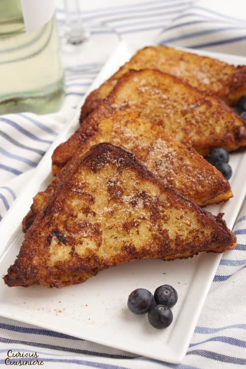 让西班牙人想想用葡萄酒浸泡他们的法式吐司吧!Torrijas是一种传统的四旬斋和复活节美食，是用浸过水的面包油炸而成，并与肉桂糖或蜂蜜一起食用。你会想尝试一下这个版本的法式吐司!| www.CuriousCuisiniere.com