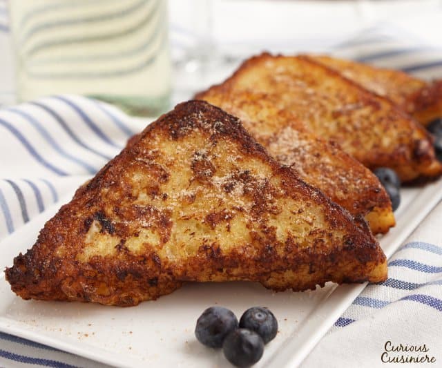 让西班牙人想想用葡萄酒浸泡他们的法式吐司吧!Torrijas是一种传统的四旬斋和复活节美食，是用浸过水的面包油炸而成，并与肉桂糖或蜂蜜一起食用。你会想尝试一下这个版本的法式吐司!| www.CuriousCuisiniere.com