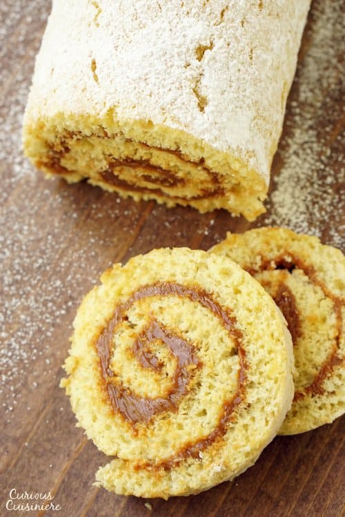 Chilean Brazo de Reina是一款简单的滚动Dulce de Leche蛋糕，将一块柔软的海绵蛋糕与奶油牛奶焦糖灌装带来一个令人侮辱！  | www.CuriousCuisiniere.com