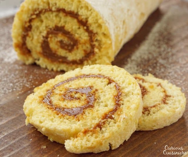 Chilean Brazo de Reina是一款简单的滚动Dulce de Leche蛋糕，将一块柔软的海绵蛋糕与奶油牛奶焦糖灌装带来一个令人侮辱！  | www.CuriousCuisiniere.com
