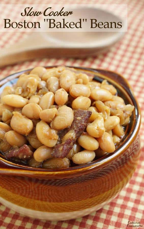 你的慢炖锅为这些深而美味的波士顿烘豆做了所有的工作。当你不想打开烤箱时，它们是派对上完美的配菜!|m.jamahire.com.