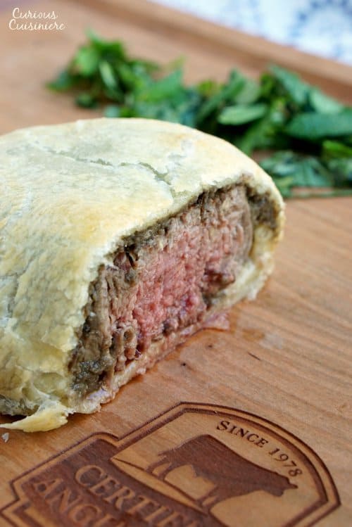 单独的惠灵顿牛肉是一种简单的方法，给任何特别的晚餐带来顶级的，有品位的感觉。我们的配方与一杯顺滑的梅洛葡萄酒完美搭配。| www.CuriousCuisiniere.com