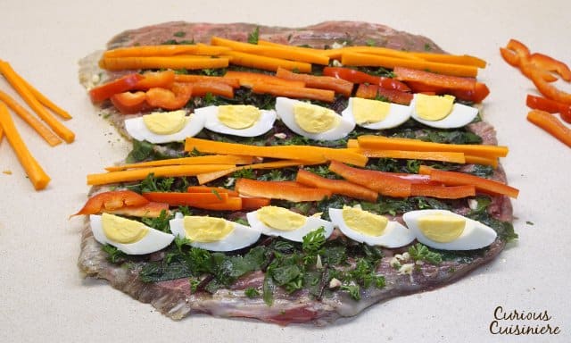 Matambre Arrollado是一种美味的阿根廷填腹牛排，是一道独特而美丽的主菜或开胃菜。| www.CuriousCuisiniere.com