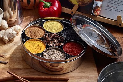 印度香料盒，里面有五颜六色的香料。