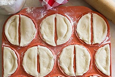 红色的酥皮饼和刚压过的酥皮饼。