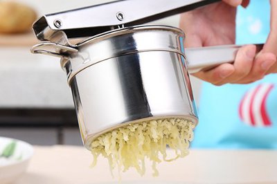 Spatzel按压面团。