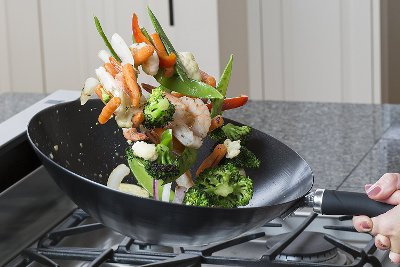与拌菜和虾一起炒锅。