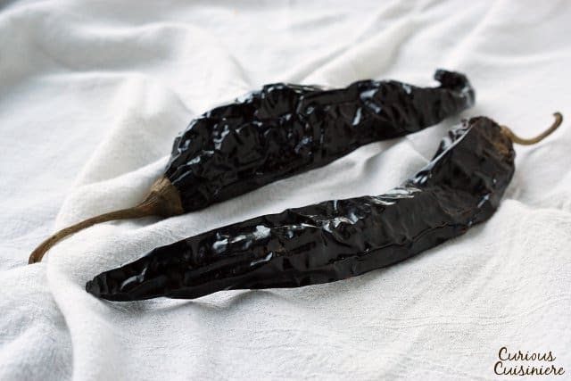 帕西拉辣椒比凤尾鱼或黑白混血辣椒更长更薄，味道类似凤尾鱼。| www.CuriousCuisiniere.com