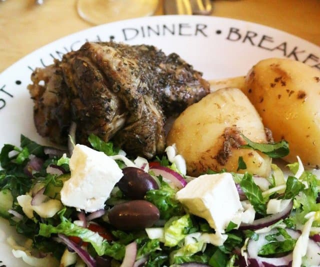 如果整只羊不适合你的复活节庆祝，考虑用另一种方式来吃羊肉，比如慢煮羊腿和土豆。