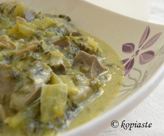 四旬斋斋戒的第一餐是matiritsa，一种由羊肉内脏和绿色蔬菜制成的汤。